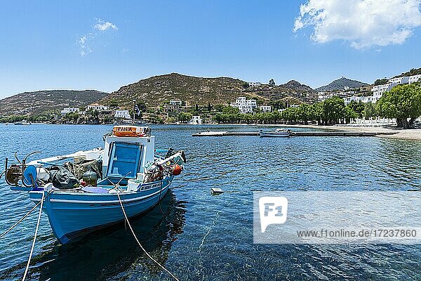 Boot in der Bucht von Grikos  Patmos  Griechenland  Europa