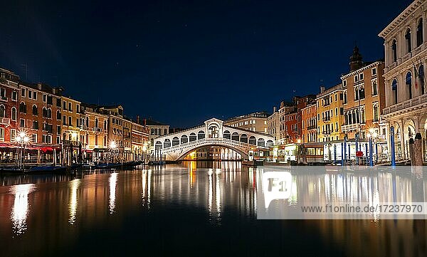 Nachtaufnahme  Rialto Brücke über den Canal Grande  Venedig  Region Venetien  Italien  Europa