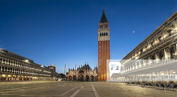 Markusplatz mit Campanile di San Marco bei Morgenstimmung  Venedig  Venetien  Italien  Europa