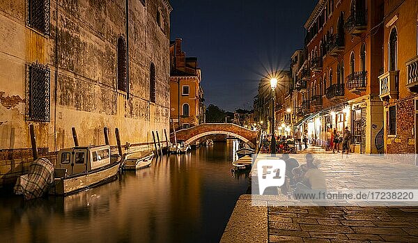 Abendstimmung  Straßenlaternen  Kanal und historische Gebäude  Venedig  Venetien  Italien  Europa