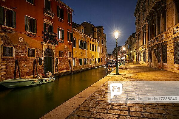 Abendstimmung  Straßenlaternen  Kanal und historische Gebäude  Venedig  Venetien  Italien  Europa