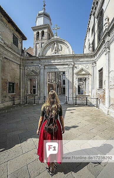 Junge Frau vor Kirche San Giovanni Evangelista  Venedig  Venetien  Italien  Europa
