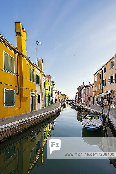 Kanal mit Booten  Bunte Häuser  Farbenprächtige Fassaden  Insel Burano  Venedig  Venetien  Italien  Europa