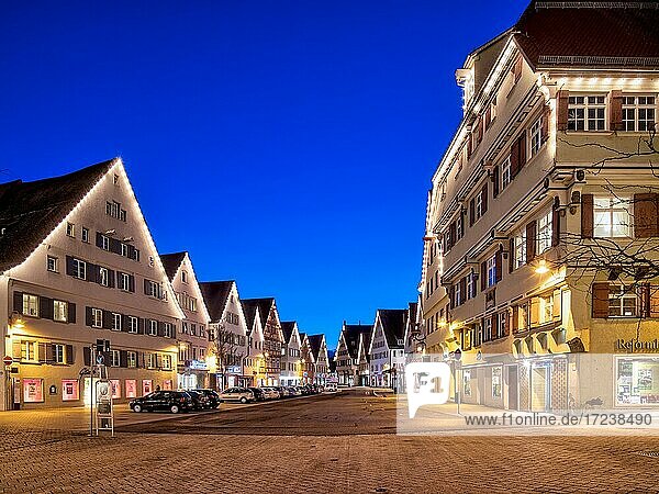 Beleuchtet Häuser am Marktplatz  Biberach  Oberschwaben  Baden-Württemberg  Deutschland  Europa