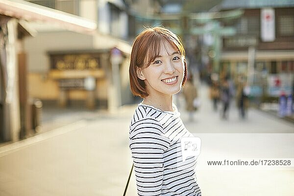 Junge japanische Frau in einer Einkaufsstraße