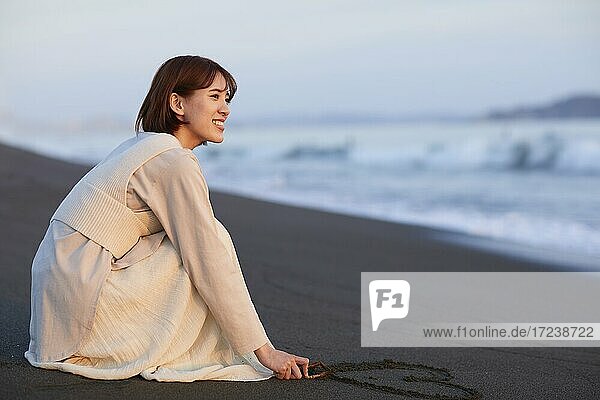 Junge Japanerin am Strand