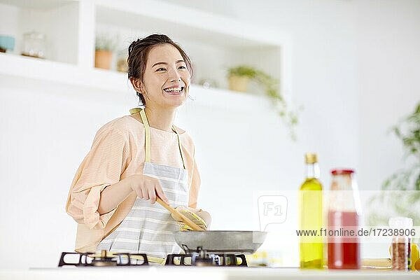 Junge Japanerin in der Küche