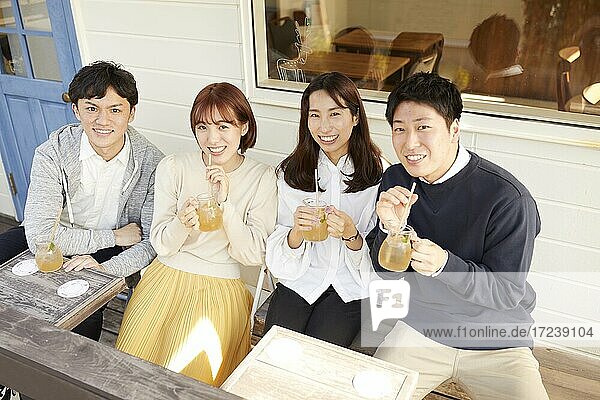 Junge japanische Freunde in einem Kaffeehaus