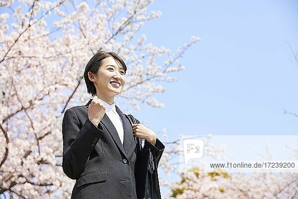 Junge Japanerin und Kirschblüten