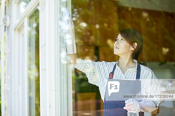 Japanische Frau putzt das Haus
