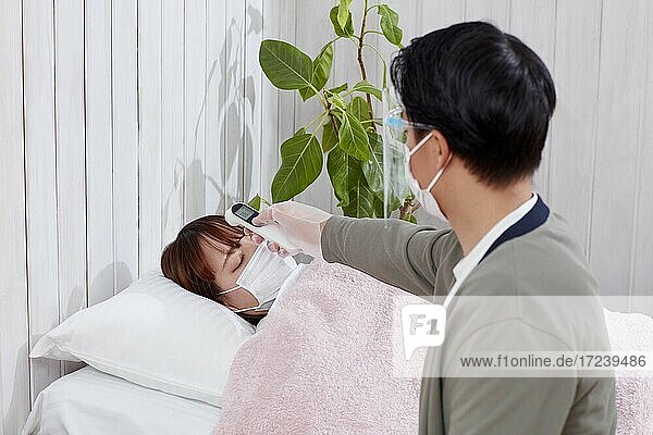 Japanerin krank im Bett