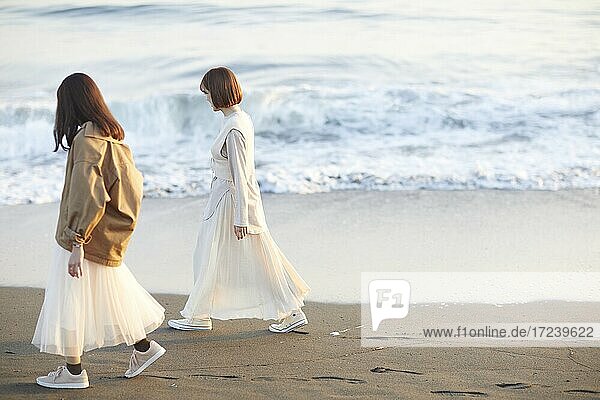 Junge Japanerinnen am Strand
