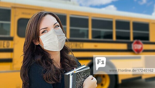 Schülerin in der Nähe des Schulbusses trägt während der Coronavirus-Pandemie medizinische Gesichtsmasken