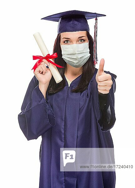 Absolventin trägt medizinische Gesichtsmaske und Kappe und Kittel geben einen Daumen nach oben isoliert auf einem weißen Hintergrund