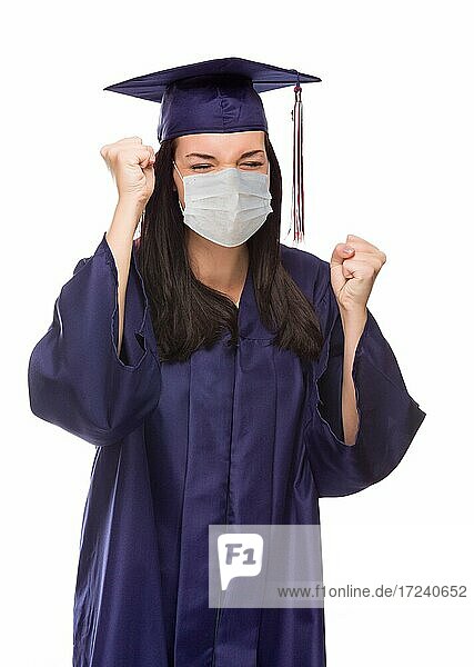 Absolventin trägt medizinische Gesichtsmaske und Kappe und Kleid jubeln isoliert auf einem weißen Hintergrund
