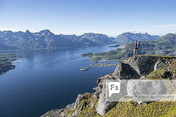 Junge Wanderin blickt auf Bergpanorama  Fjord Raftsund und Berge  Blick vom Gipfel des Dronningsvarden oder Stortinden  Vesterålen  Norwegen  Europa
