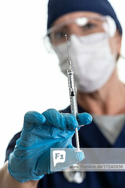 Arzt oder Krankenschwester hält medizinische Spritze mit Nadel auf weißem Hintergrund