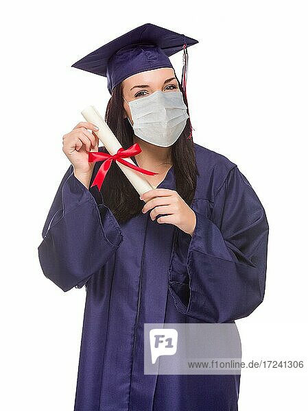 Absolventin trägt medizinische Gesichtsmaske und Kappe und Kittel isoliert auf einem weißen Hintergrund