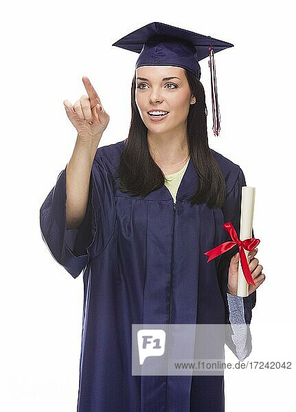 Junge Absolventin mit Diplom drückt Knopf oder zeigt vor weißem Hintergrund