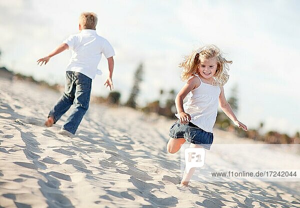 Netter Bruder und Schwester haben Spaß am Strand einen sonnigen Nachmittag
