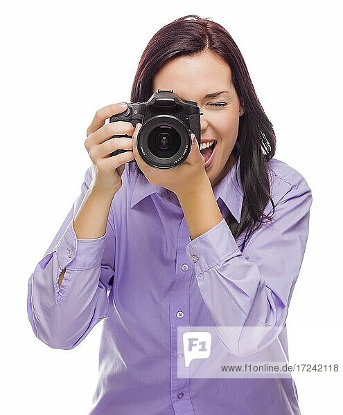 Attraktive gemischtrassige junge Frau mit DSLR-Kamera vor einem weißen Hintergrund
