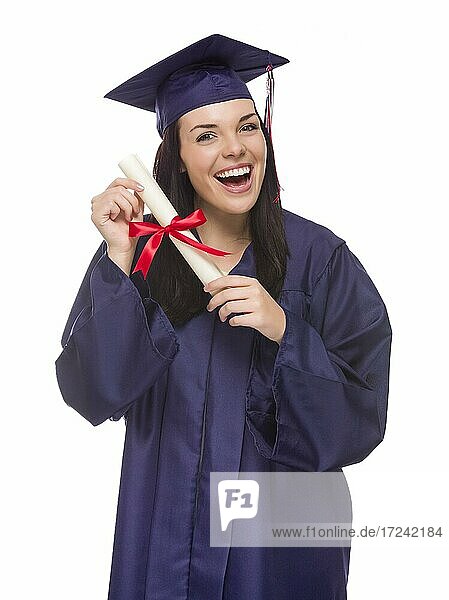 Glückliche Absolventin gemischter Rasse trägt Kappe und Talar mit ihrem Diplom vor einem weißen Hintergrund