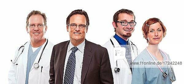 Lächelnder Geschäftsmann und Ärzte und Ärztin vor einem weißen Hintergrund