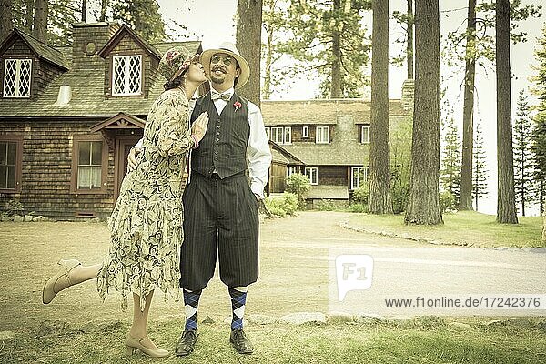 Attraktives romantisches Paar gekleidet nach der Mode der 1920er Jahre vor der alten Hütte Porträt