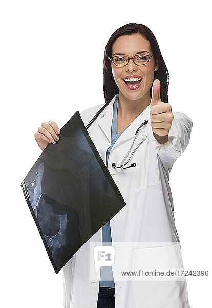 Attraktive gemischtrassige weibliche Krankenschwester oder Ärztin mit Laborkittel und Stethoskop  die ein Röntgenbild hält und einen Daumen nach oben zeigt  vor einem weißen Hintergrund