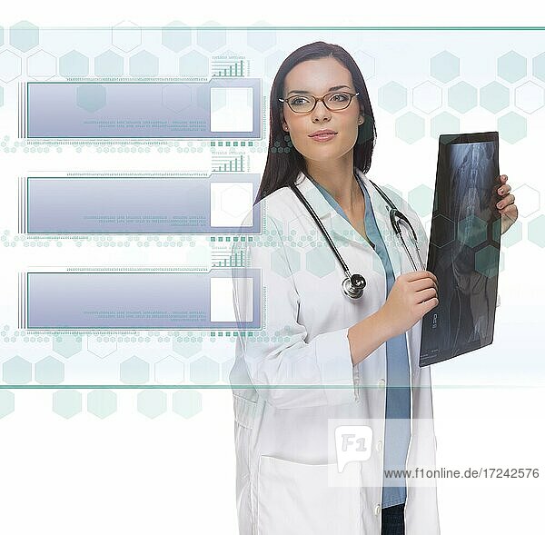 Junge Ärztin oder Krankenschwester hält Röntgenaufnahme über leere futuristische durchscheinende Platte  bereit für Ihre eigene Kopie