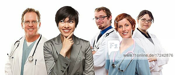 Junge multiethnische Frau mit Ärzten und Krankenschwestern vor weißem Hintergrund