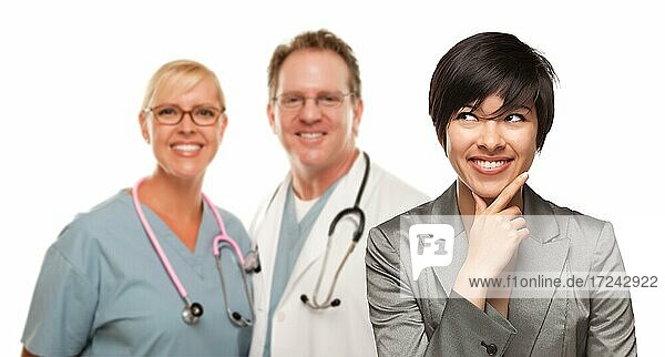 Junge multiethnische Frau und zwei Ärzte vor einem weißen Hintergrund