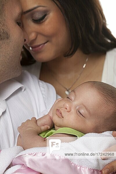 Glückliches junges attraktives gemischtrassiges Paar mit neugeborenem Baby