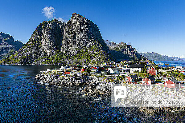 Häuser am Hafen von Reine  Lofoten  Norwegen