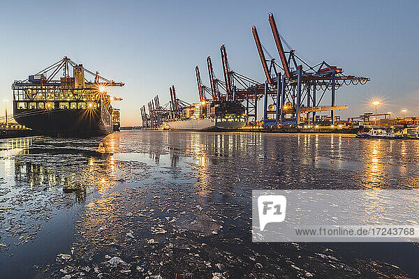 Deutschland  Hamburg  Waltershofer Hafen beleuchtet in der Abenddämmerung im Winter