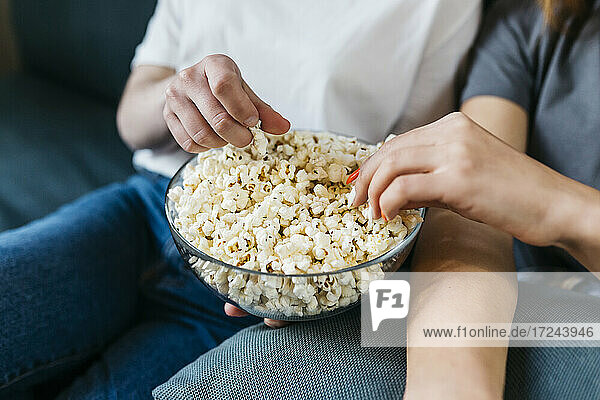 Freundinnen teilen sich Popcorn zu Hause