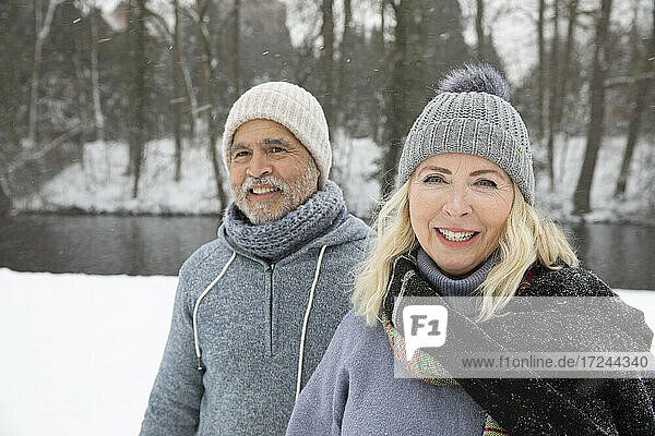 Lächelnde ältere Frau mit Mann im Park im Winter