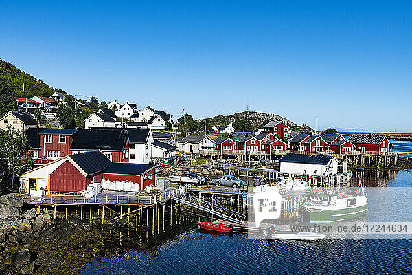 Dorf am Meer von Reine  Lofoten  Norwegen