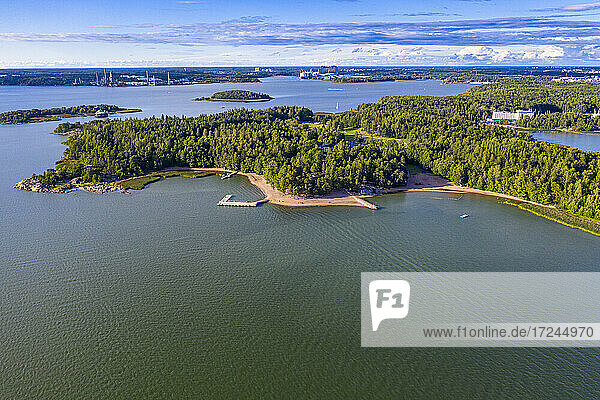Finnland  Turku  Luftaufnahme der bewaldeten Insel Ruissalo