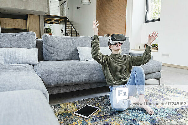 Frau mit Virtual-Reality-Headset im heimischen Wohnzimmer