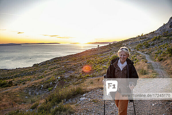 Lächelnde ältere Frau beim Wandern in der Nähe des Adriatischen Meeres in Omis  Dalmatien  Kroatien