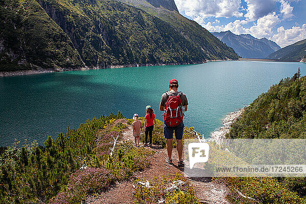 Mann mit Töchtern beim Wandern am Berg im Zillertral  Österreich