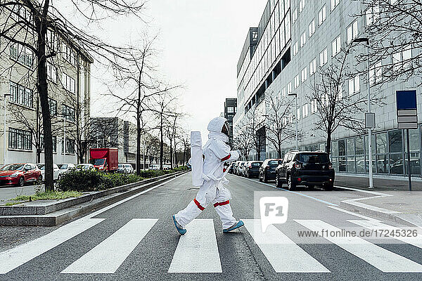 Astronautin beim Überqueren der Straße in der Stadt