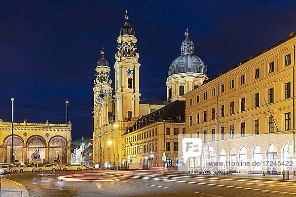 Theatinerkirche und Feldherrnhalle auf dem Odeansplatz bei Nacht mit Lichtstreifen beleuchtet in München  Bayern  Deutschland