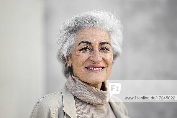 Frau mit grauem Haar lächelnd