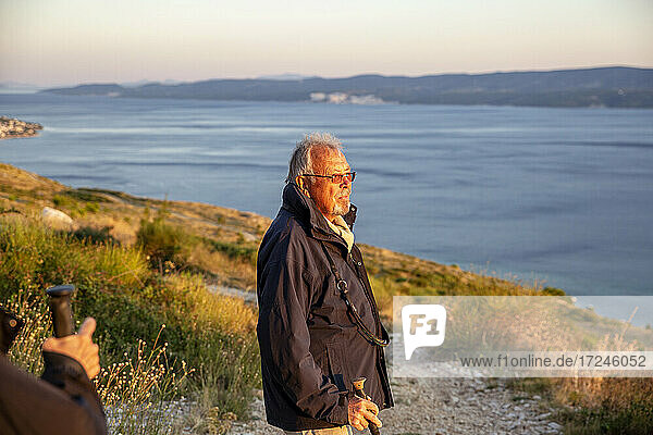 Älterer Mann  der wegschaut  während er an der Adria in Omis  Dalmatien  Kroatien steht