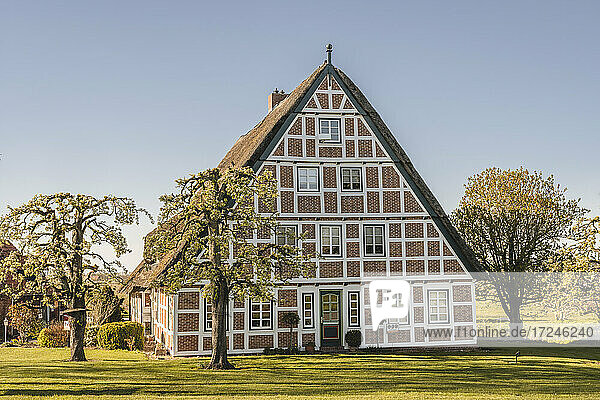 Deutschland  Altes Land  Jork  Fassade eines Fachwerkbauernhauses im Frühling