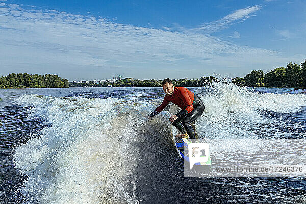 Mann beim Wakesurfen im Fluss Moskva