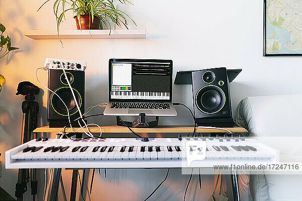 E-Piano und Laptop im Aufnahmestudio