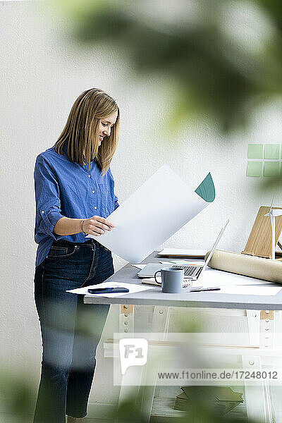 Geschäftsfrau erledigt Papierkram im Büro